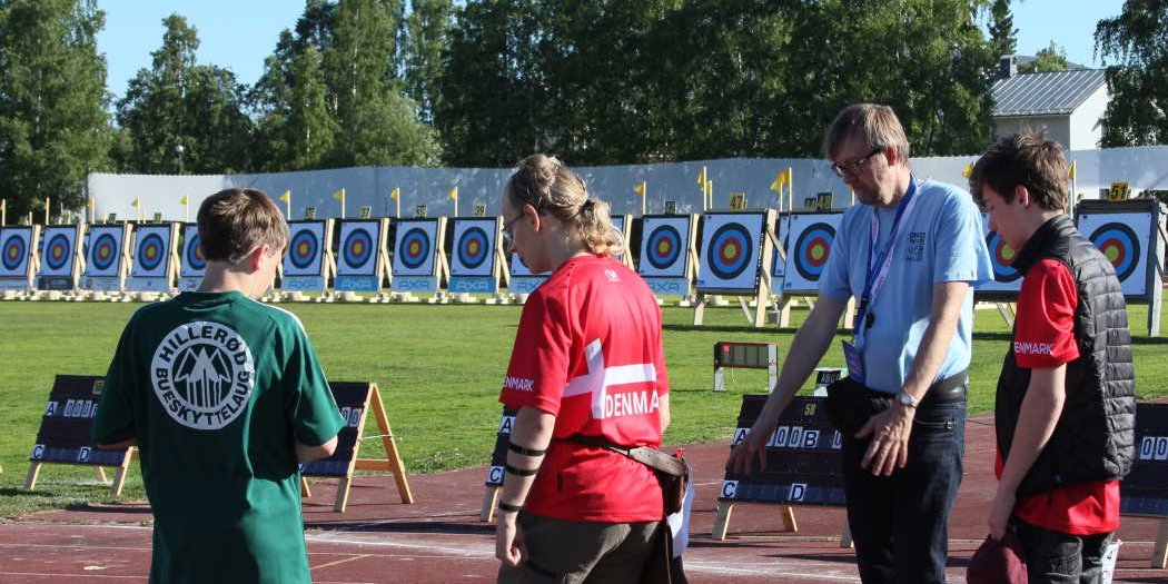Ved de Nordiske Ungdom Mesterskaber i bueskydning 2017 gennemgås reglerne minutiøst inden holdskydningen